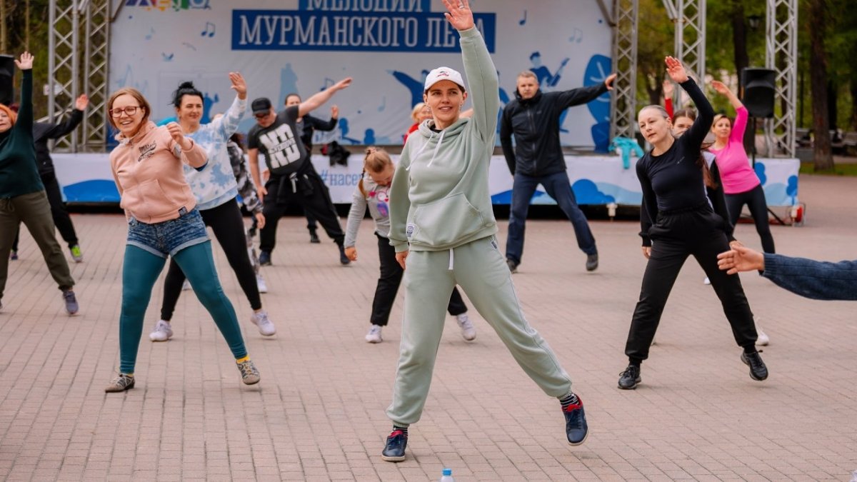 Мурманчане разминаются на улице