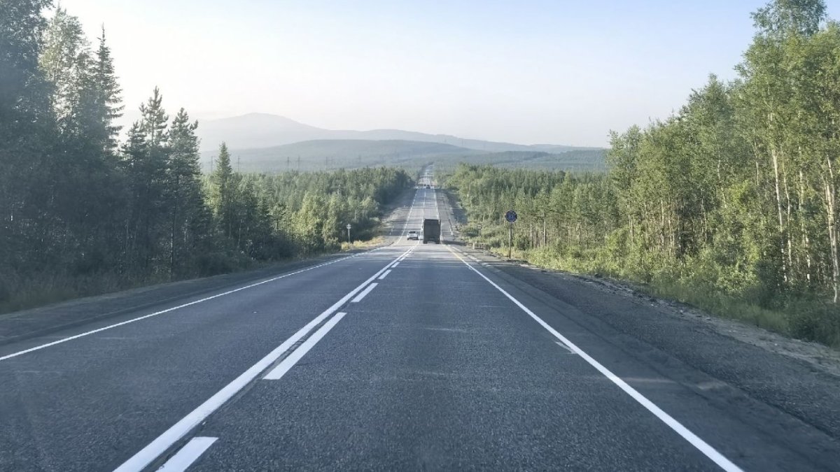 Машина едет по трассе летом