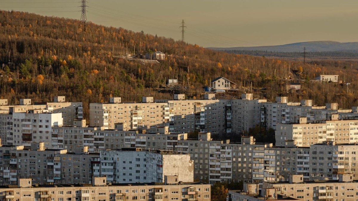 Панорама города с домами в межсезонье
