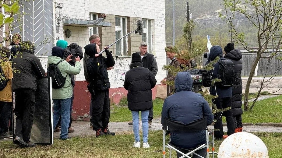 Актеры на улице участвуют в  съемке сериала