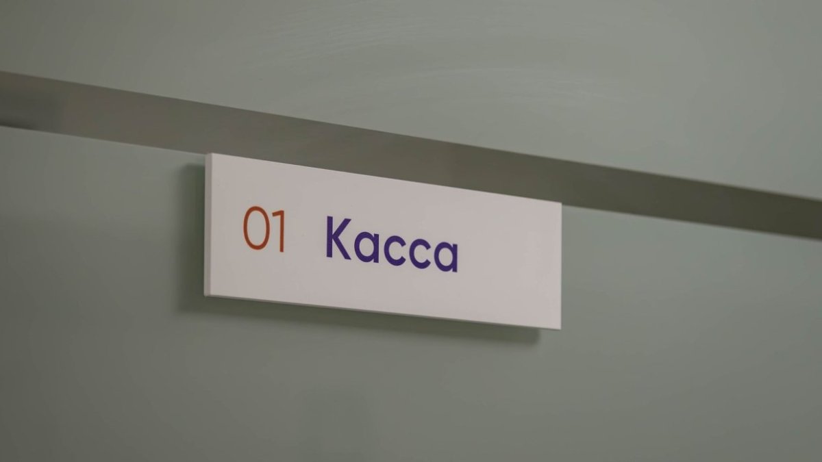 Табличка на стене с указателем кассы