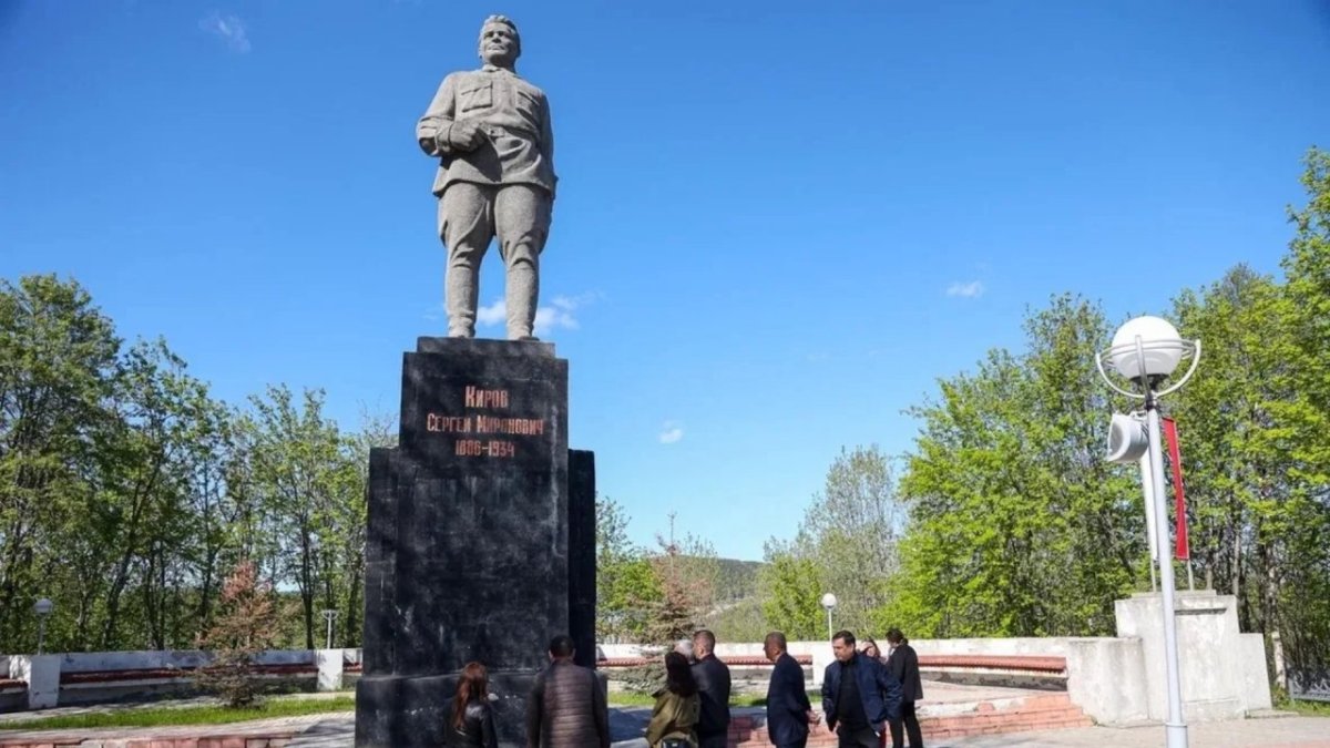 Памятник Кирову в Мурмашах