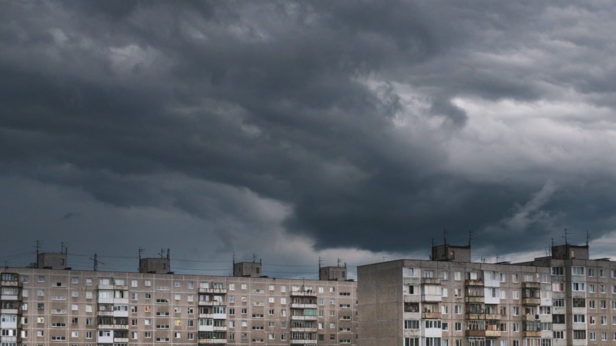 Черное грозовое небо над домами города