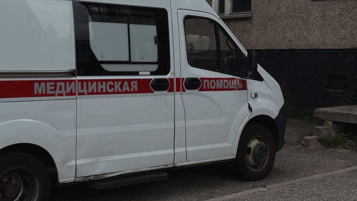 Машина скорой медицинской помощи стоит у подъезда дома