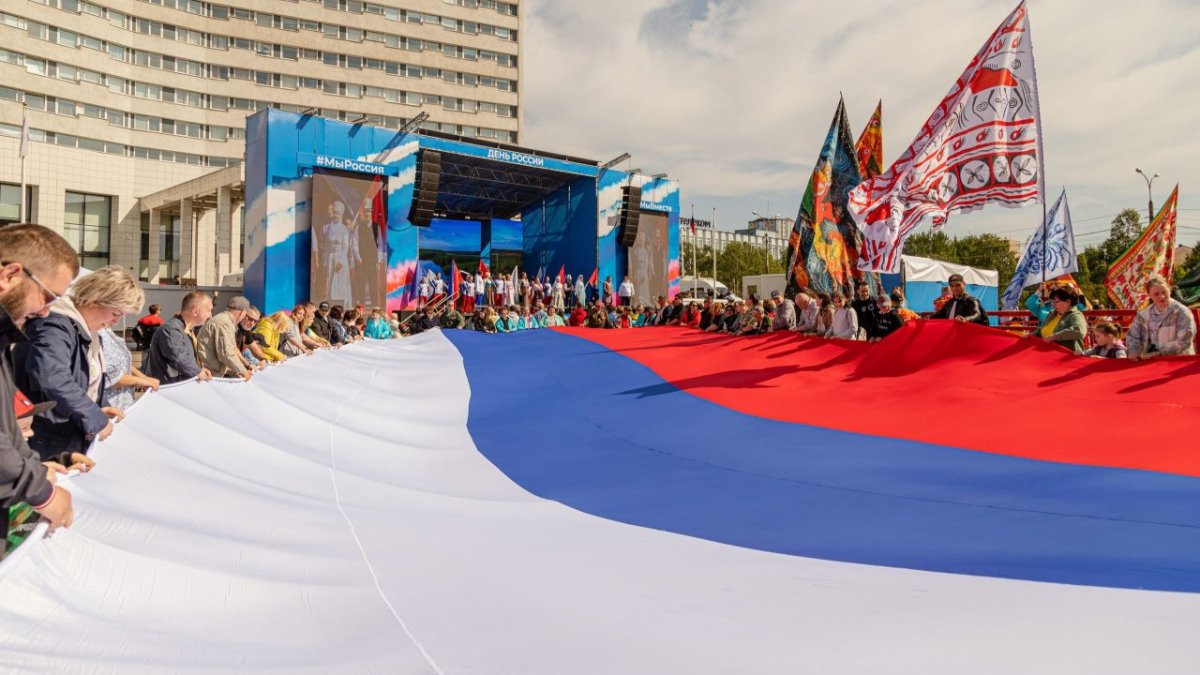 Мурманчане держат флаг России