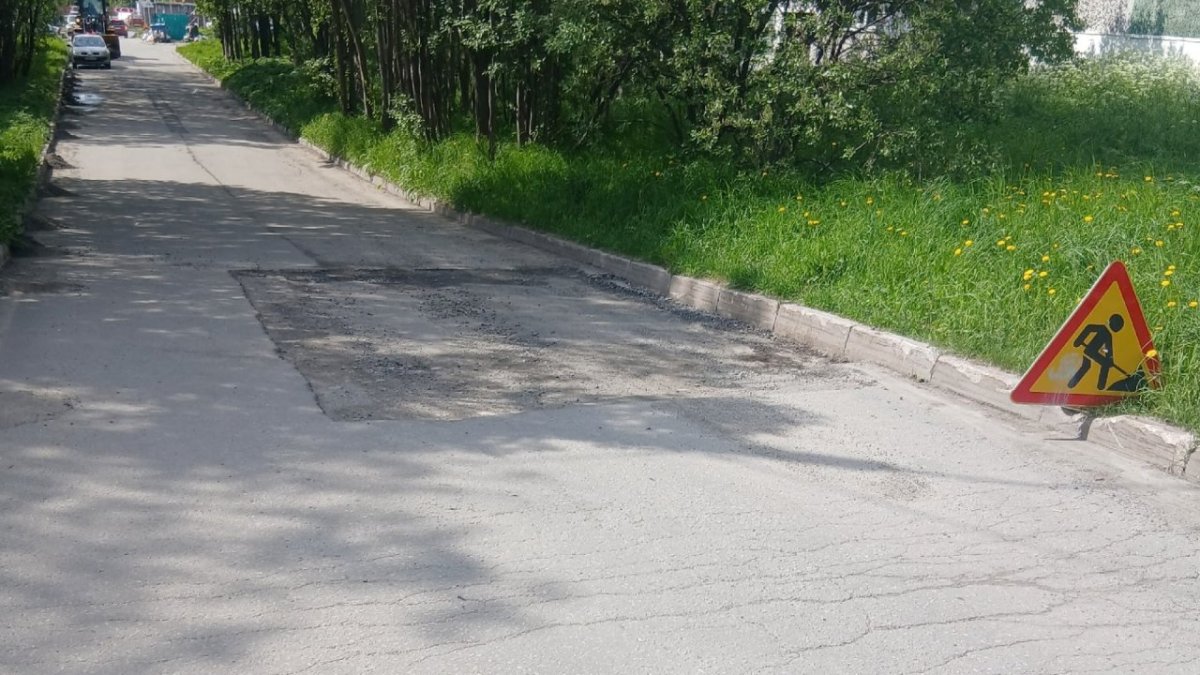 Яма на дороге в Апатитах