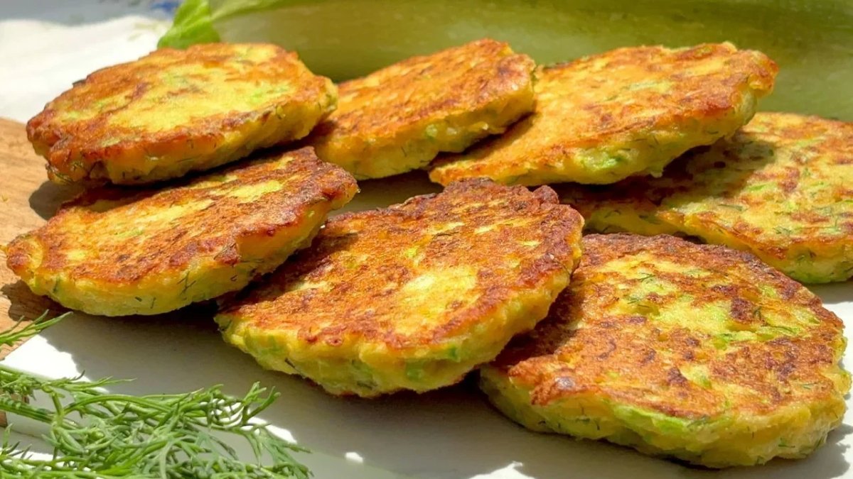 кабачковые оладьи на столе