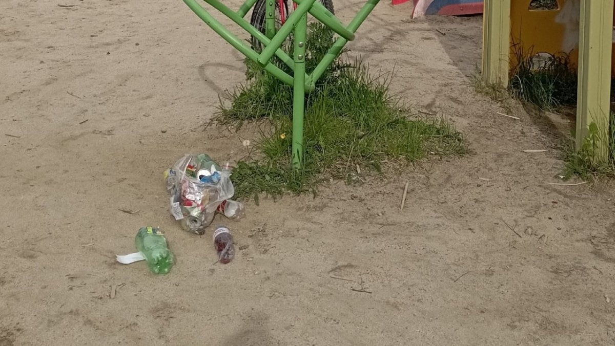 Мусор на площадке в Полярных Зорях