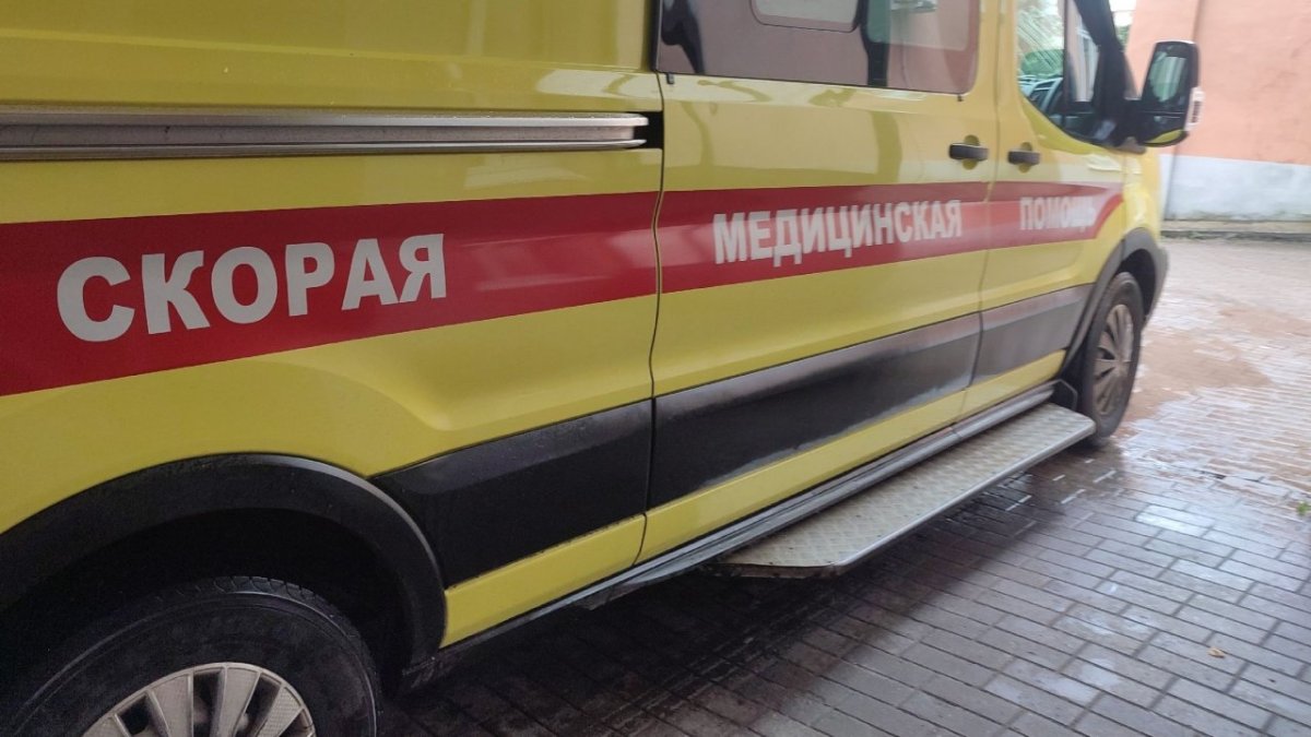 Машина реанимационной скорой помощи стоит