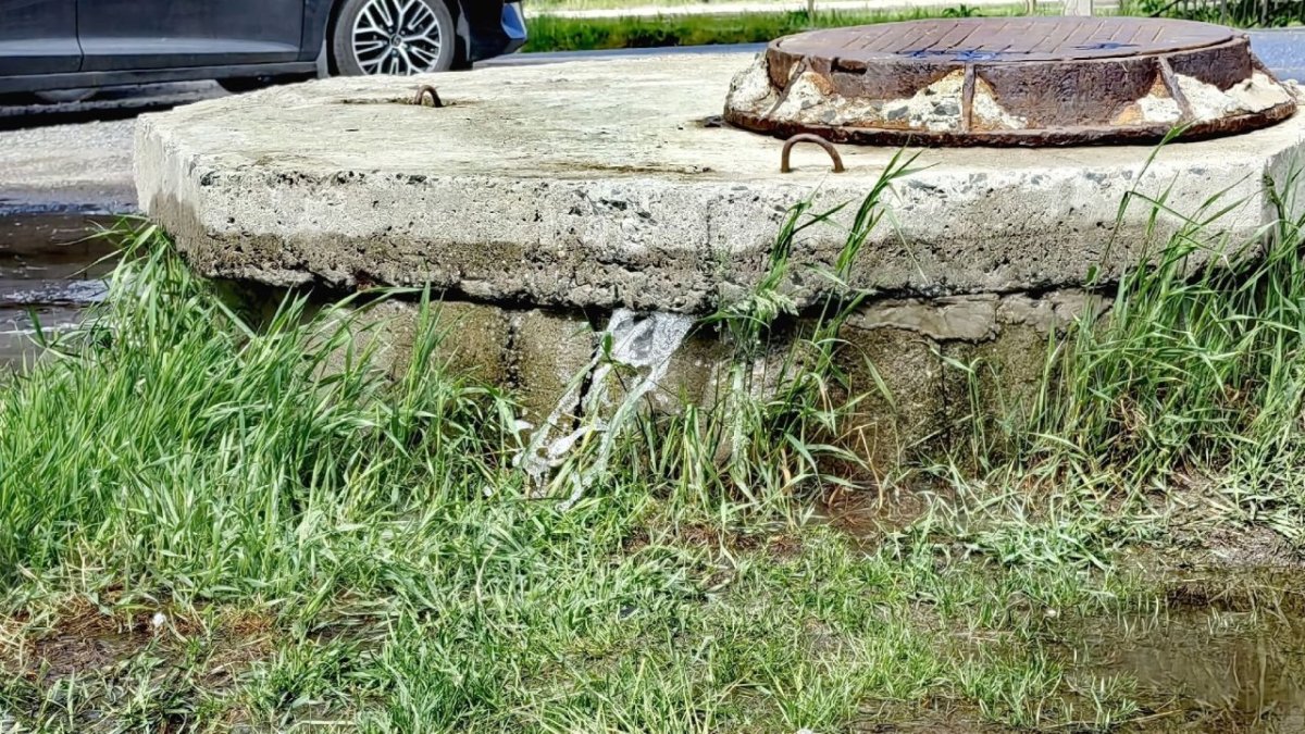 Из коолектора фонтантом бьет вода