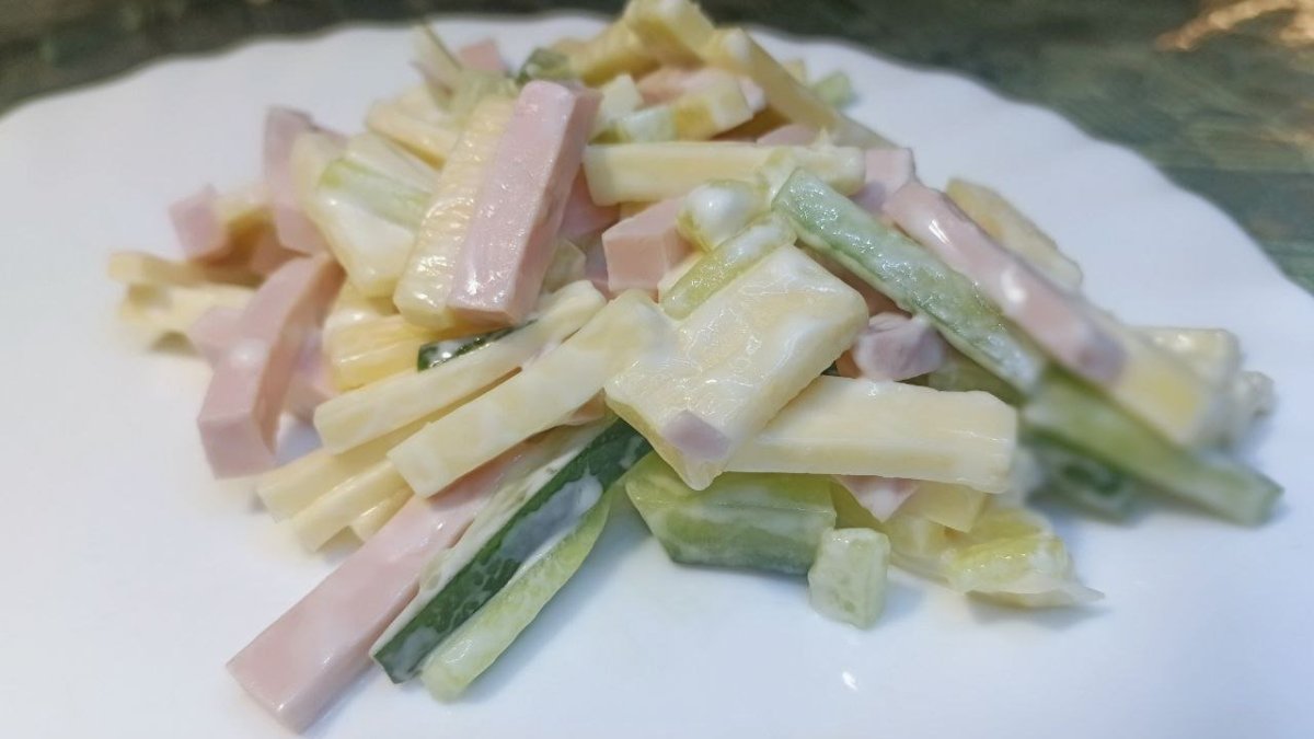 Простой салат с курицей: жареная грудка, яичные блинчики, огурцы — готовится за минуты, удивите гостей