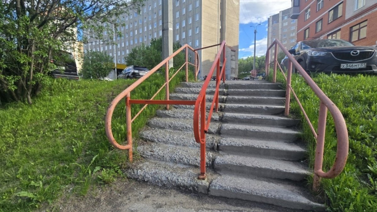 Лестница на улице летом с закрытым на одном пролете проходом