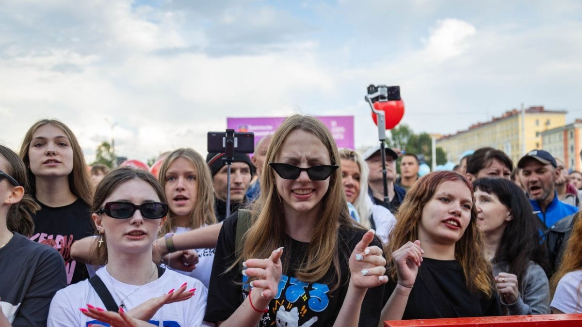 Молодежь веселится на празднике