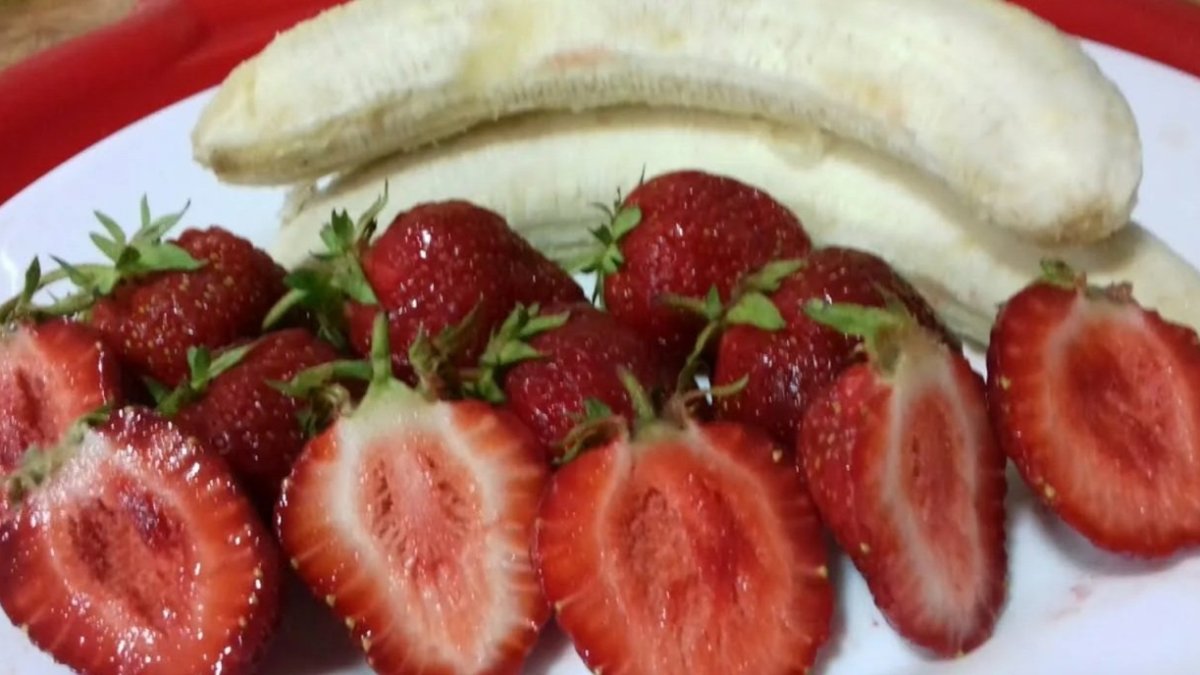 клубника и бананы
