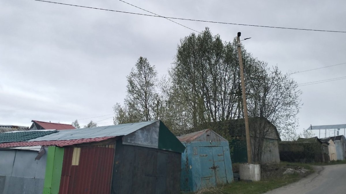 Столб стоящий возле гаражей накренился