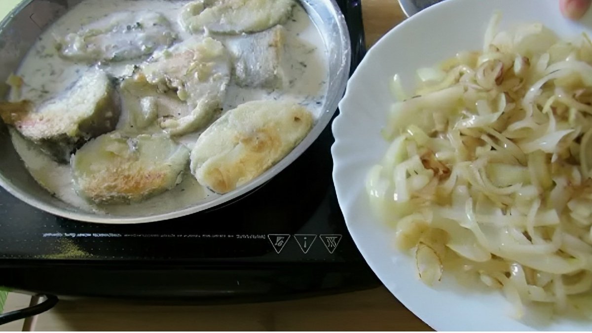 рыба на сковородке