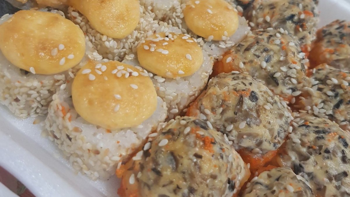 Запеченые суши лежат в боксе на столе