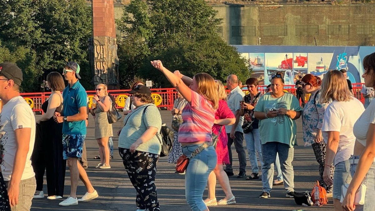 Люди танцуют на улице