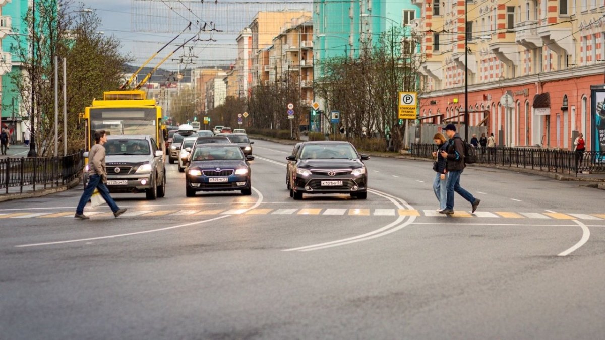 Пешехуды переходят дорогу в городе