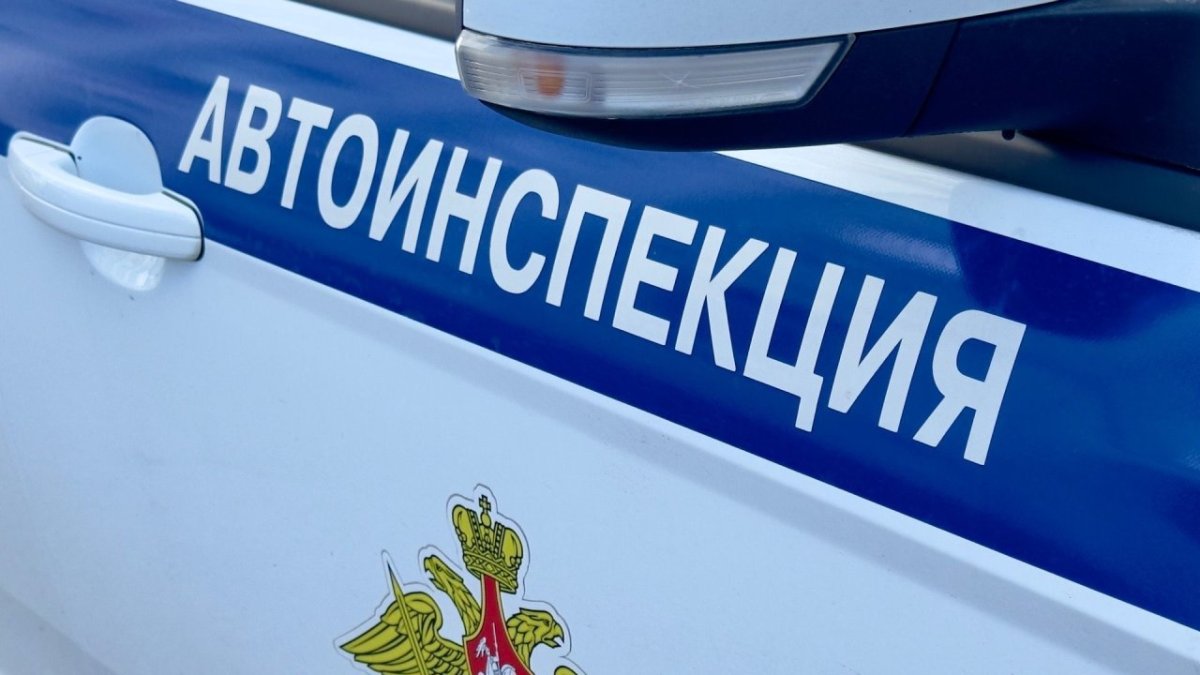 Дверь служебной машины Госавтоинспекции с надписью