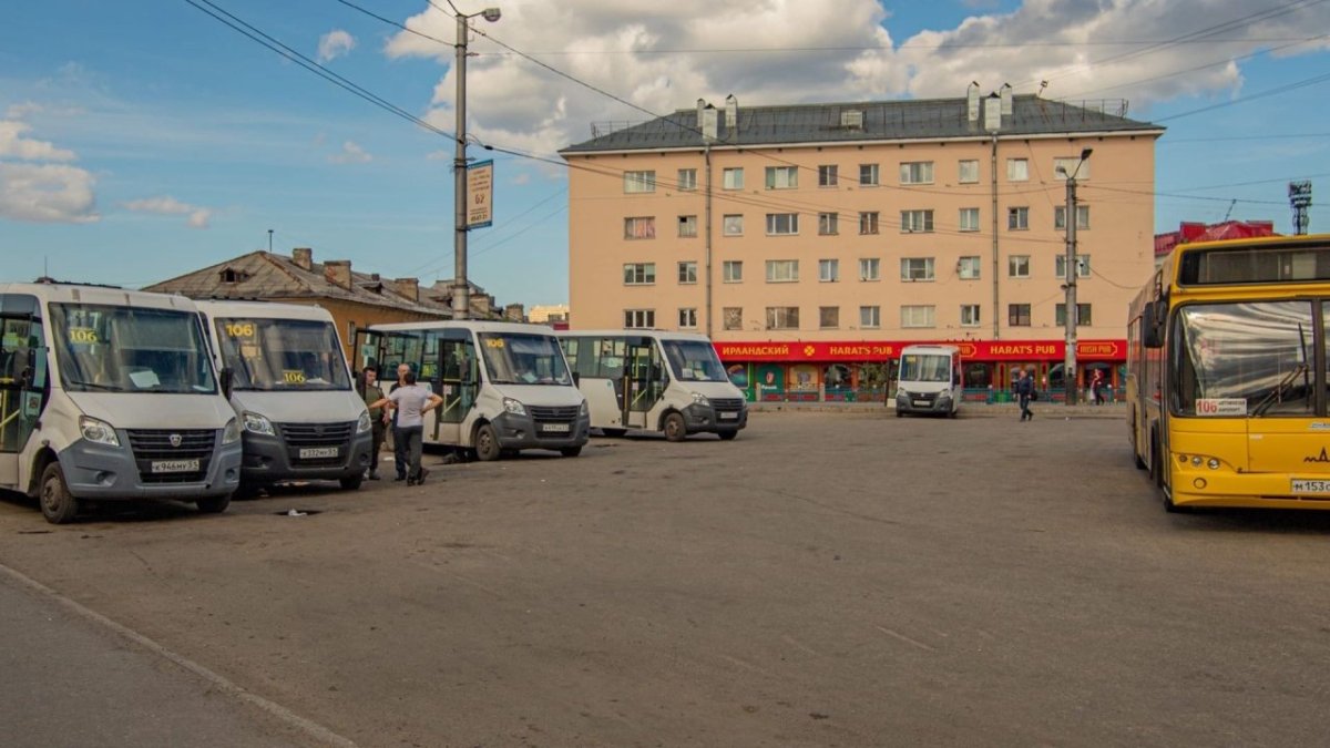 Автобусы и маршрутки стоят на привокзальной площад летом