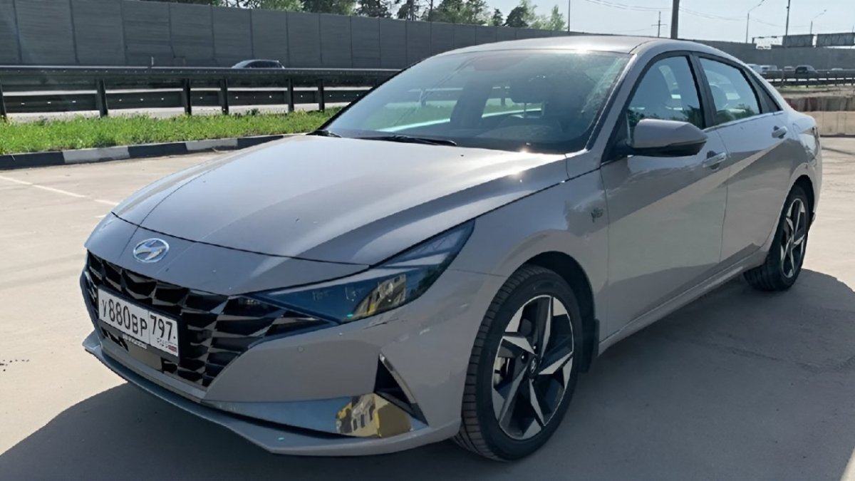 Hyundai Elantra на дороге
