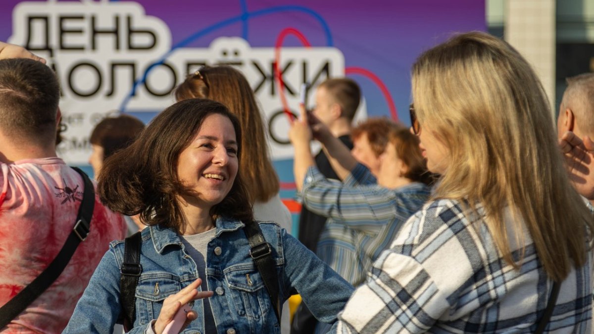 Люди танцуют на празднике