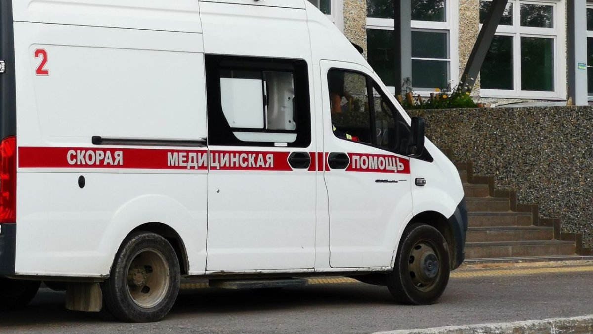Машина скорой медицинской помощи стоит у здания