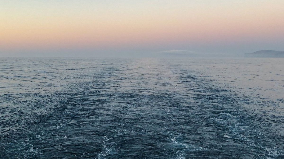 Полоса на морской глади от мотора снятая в задней части судна