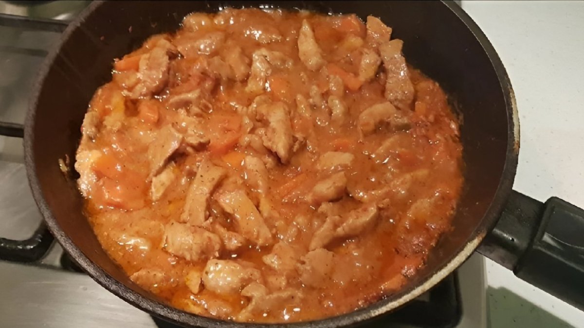 тушеное мясо на сковороде