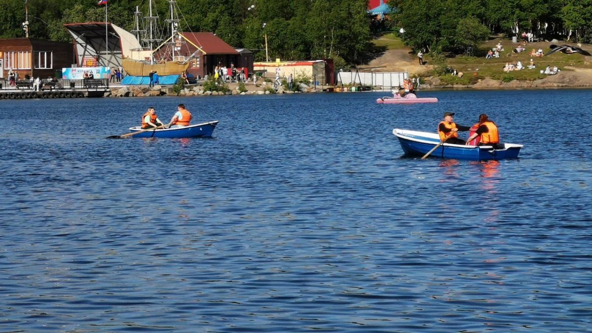 Туристы плывут в лодке