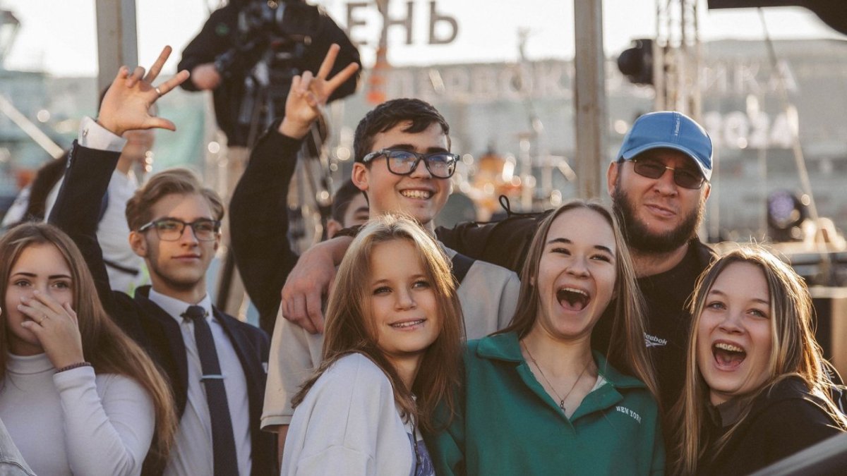 Молодежь веселится на празднике