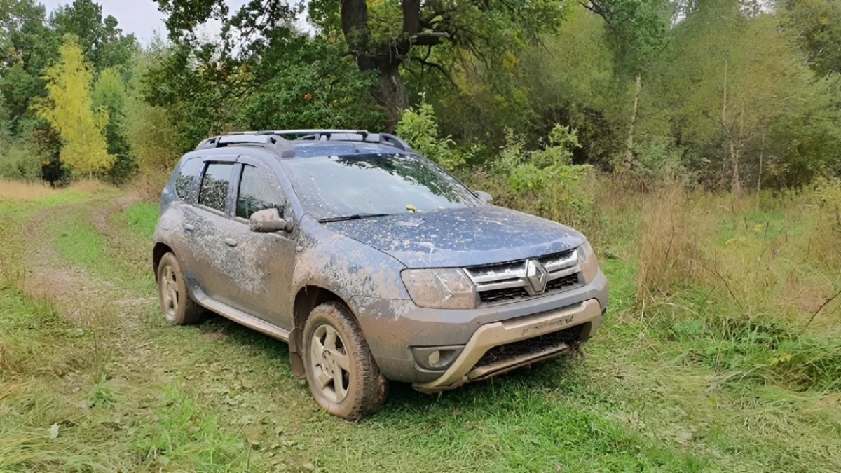 грязный Renault Duster