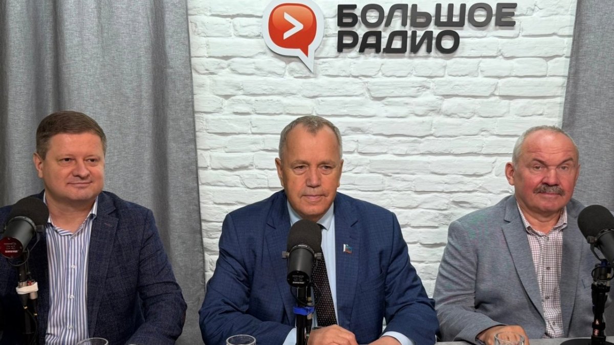 Трое депутатов МОД сидят в студии радио