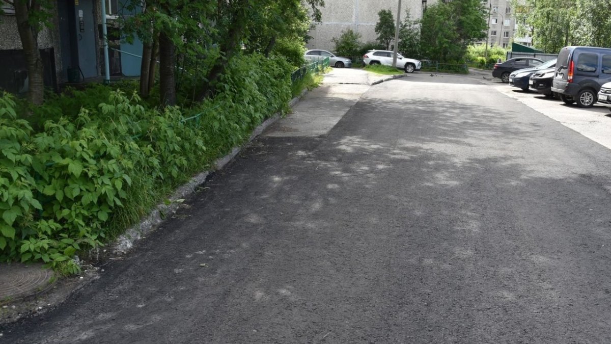 Свежий асфальт уложенный во дворе