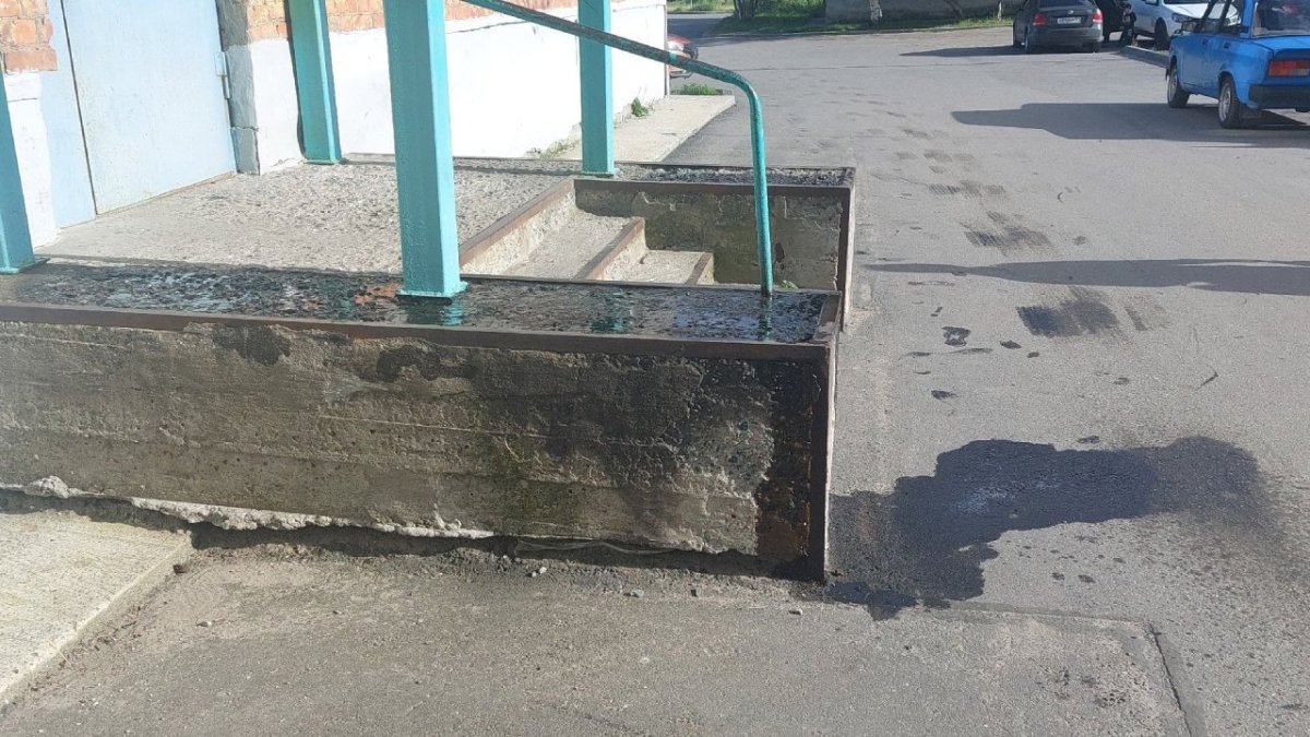 Темные пятна на крыьце жилого дома летом