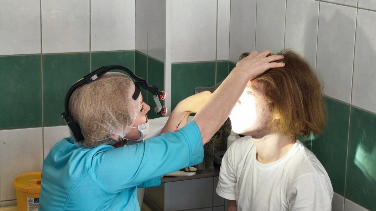 Юноша на осмотре у врача
