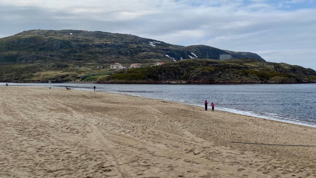 Пляж и море летом в Териберке