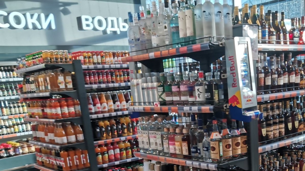 Стойка в магазине с алкогольными напитками
