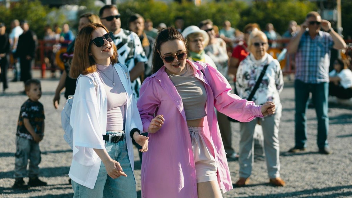 Люди веселятся на празднике