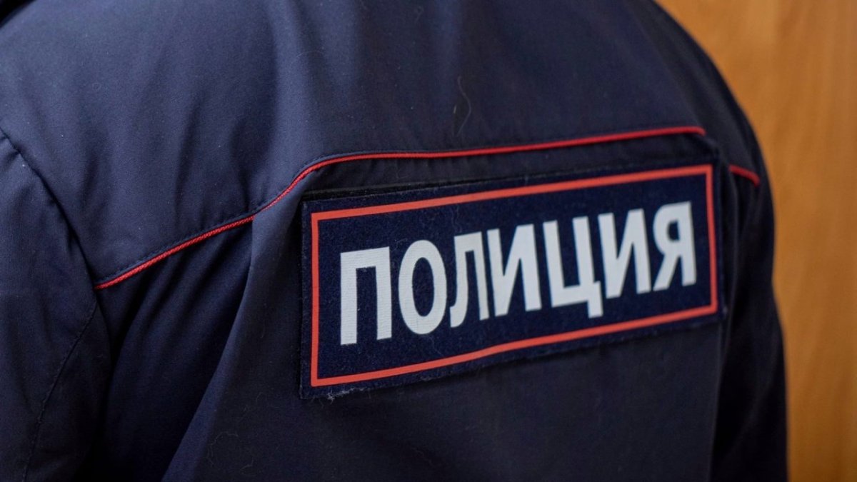 Нашивка со словом полиция на одежде мужчины