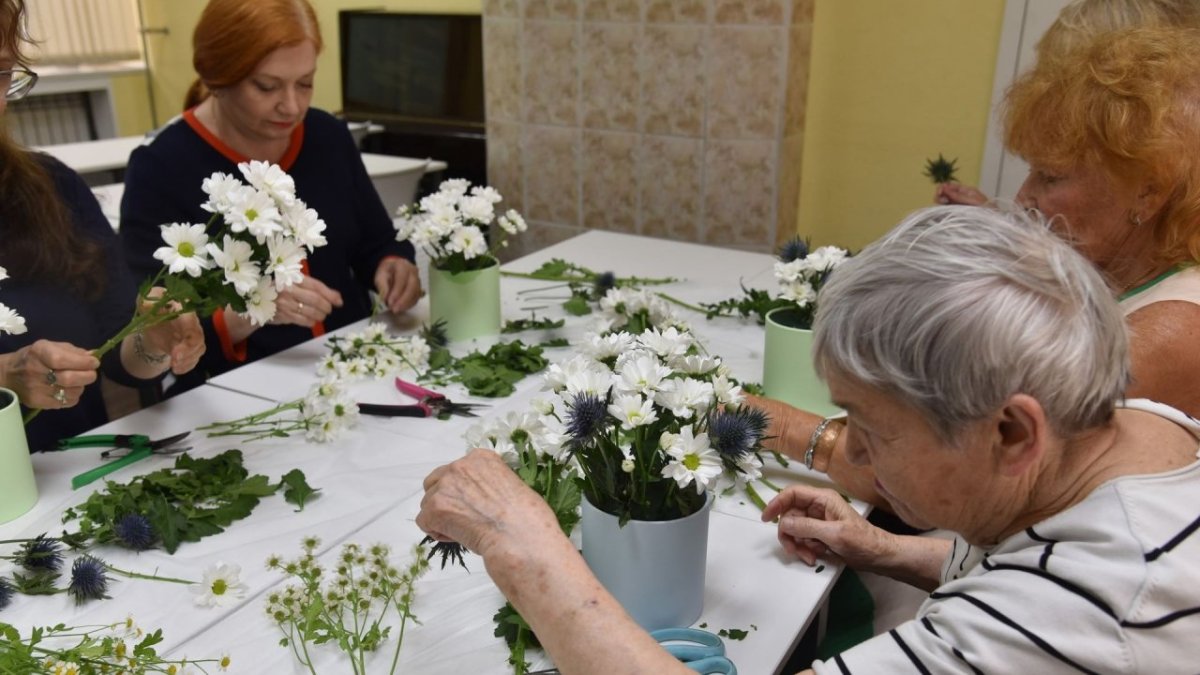 Мурманские пенсионеры собирают букеты