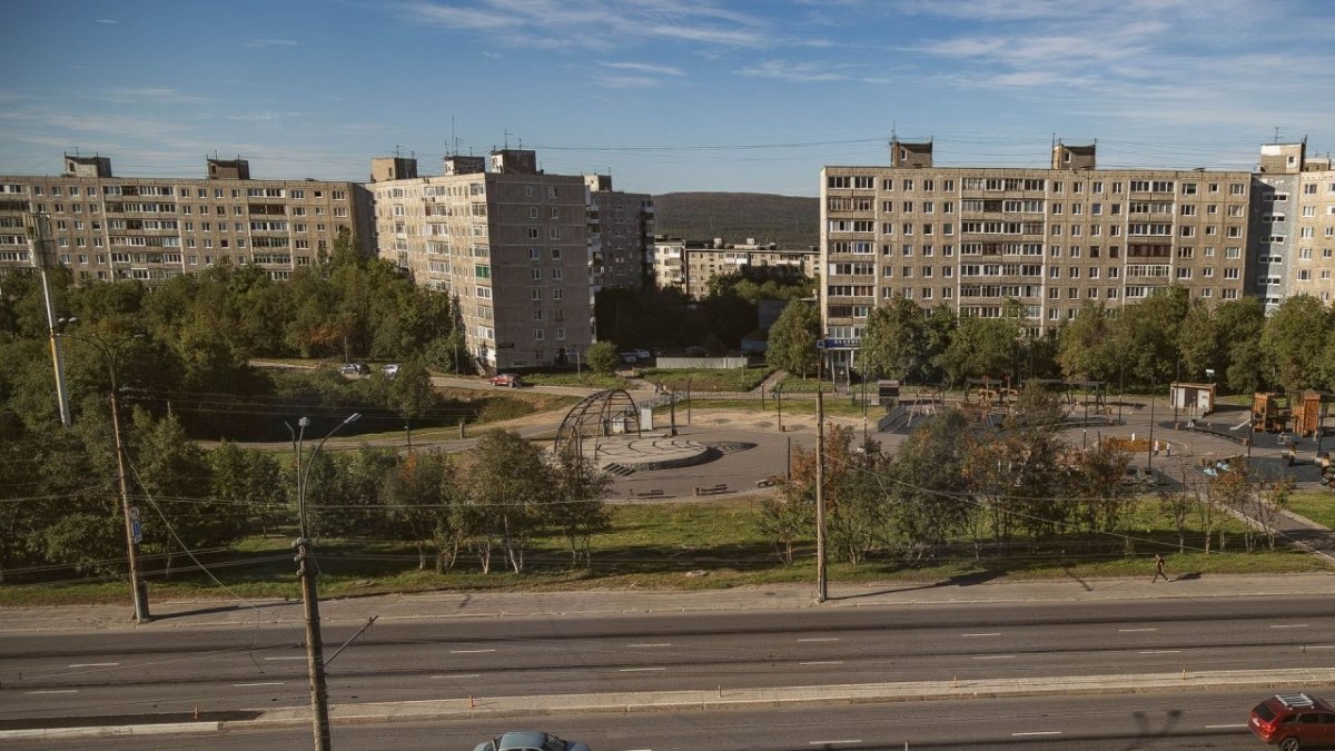 Кольский проспеки и зеленые деревья летом в парке