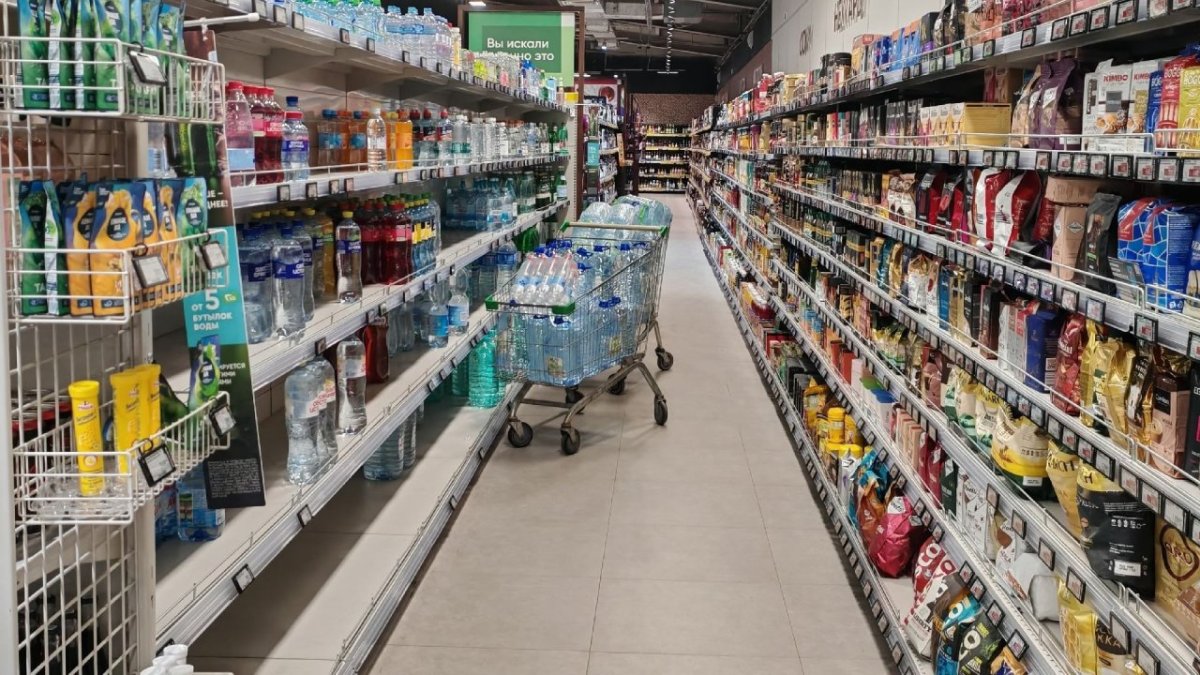 Продуктовая коляска стоит посреди магазина