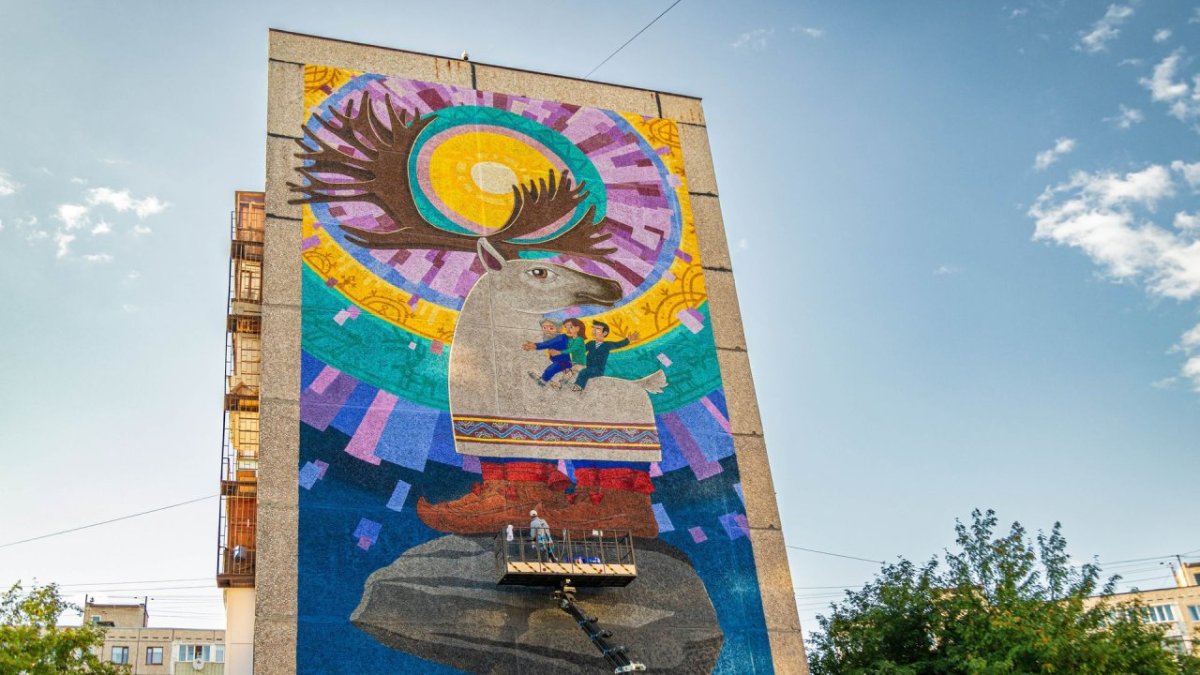 Мурал на доме в Мурманске