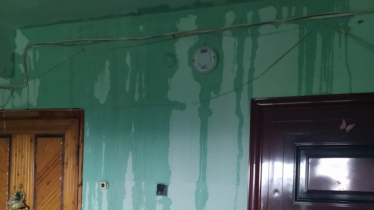 Подтеки воды на стенах в подъезде жилого дома