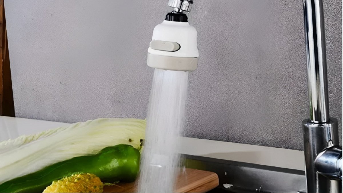 из крана льется вода