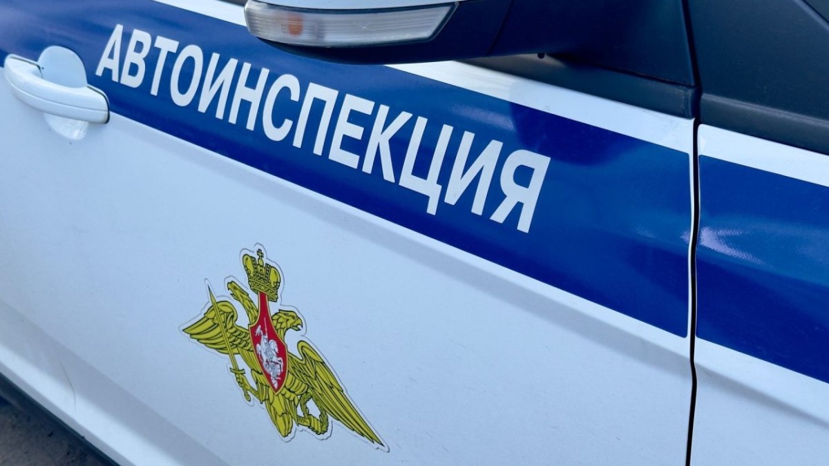 Автомобиль ГАИ на выезде