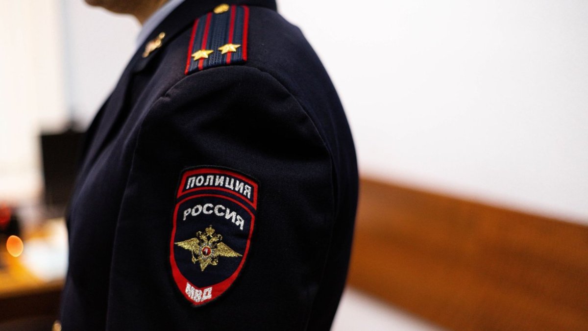 Мужчина в полицейской форме