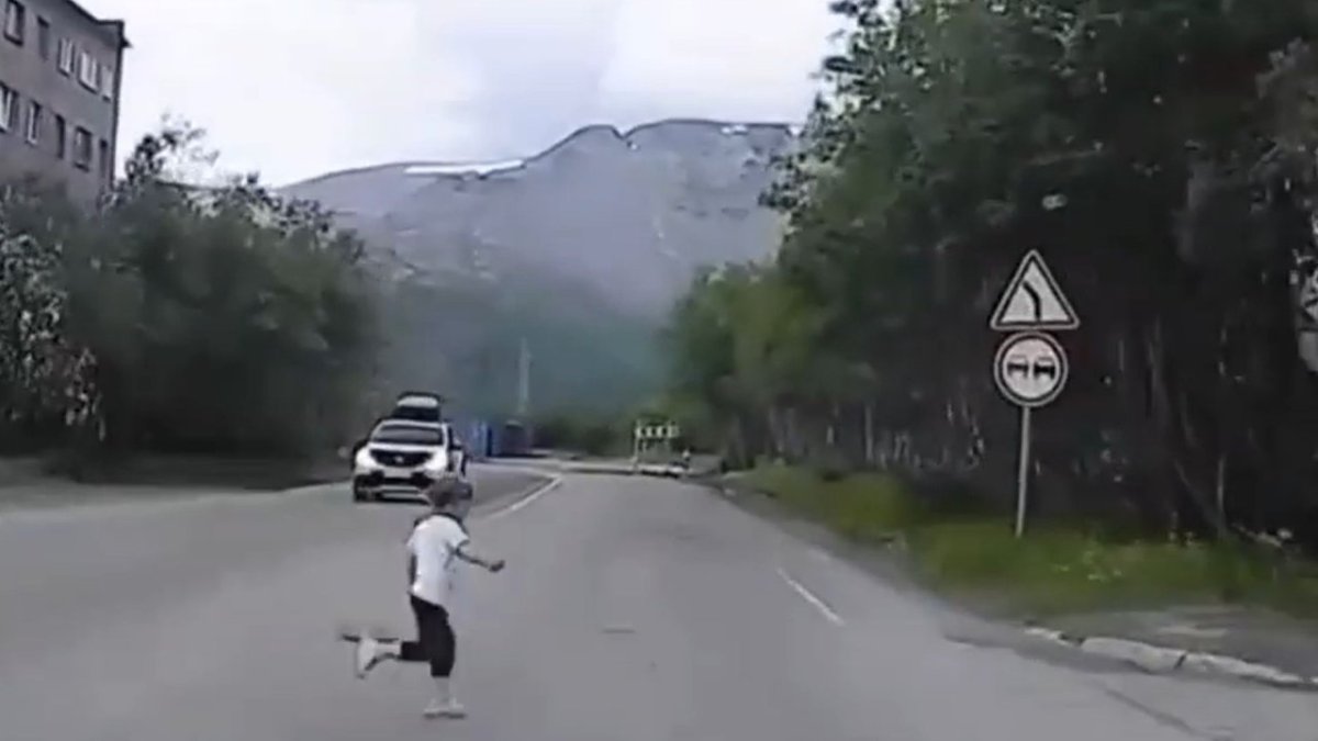 Девочка перебегает дорогу